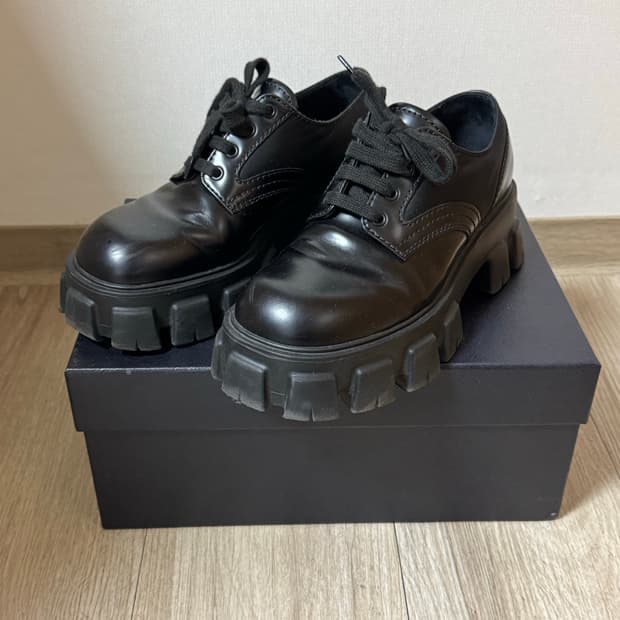 [6.5] 프라다 모놀리스 브러쉬드 레이스업 슈즈 블랙