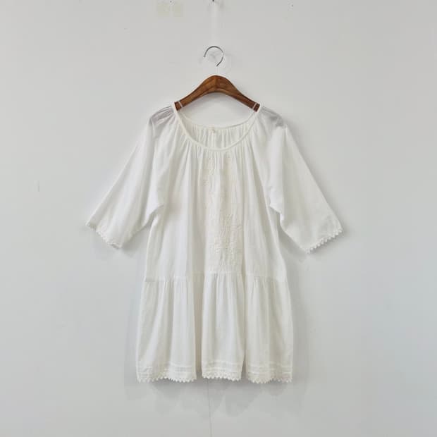 아이보리 자수 셔링 반팔 블라우스