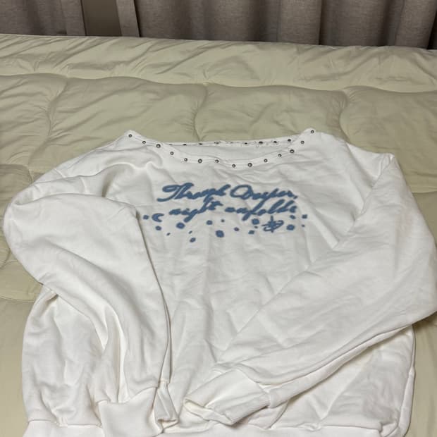 일리고 원숄더 스터드 보트낵 맨투맨 화이트