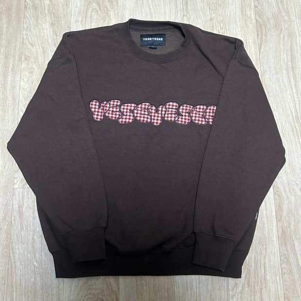 예스아이씨 체크 로고 스웻셔츠