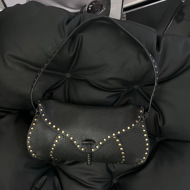 셀린느 Y2K 마카담 스터드 숄더백