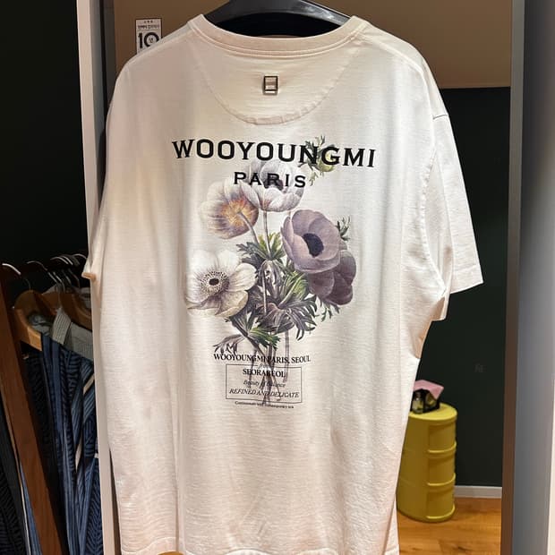 우영미 23FW 플라워 백로고 화이트 반팔 50