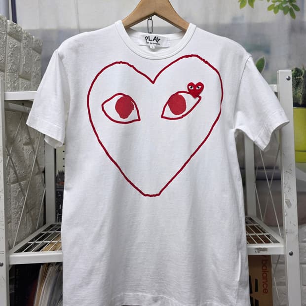 꼼데가르송 반팔티셔츠 슬림100 빅로고 더블하트 티셔츠 MN05