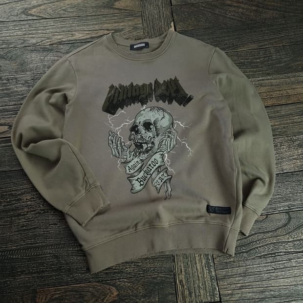 [버커루] 빈티지 가공 그래픽 프린팅 맨투맨 M18621