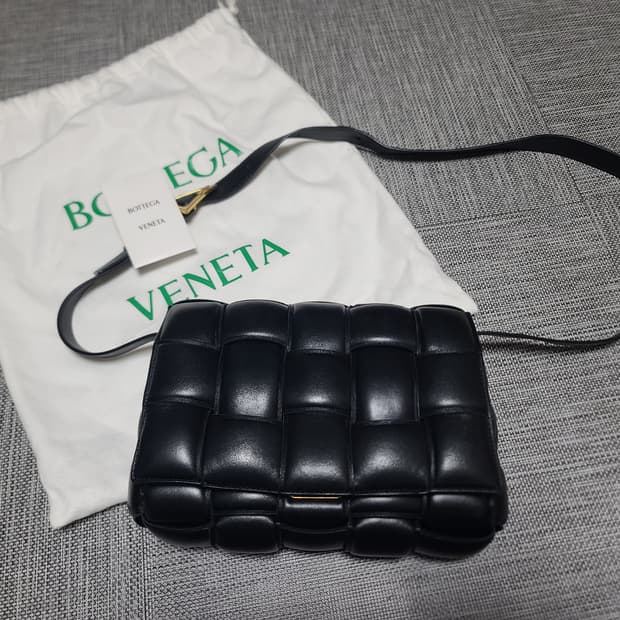 보테가베네타 카프스킨 레더 패딩백 카세트백 블랙 금장 크로스백