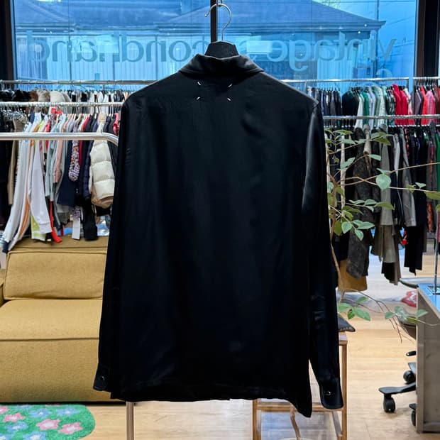 메종마르지엘라 블랙 아세테이트 새틴 백스티치 셔츠