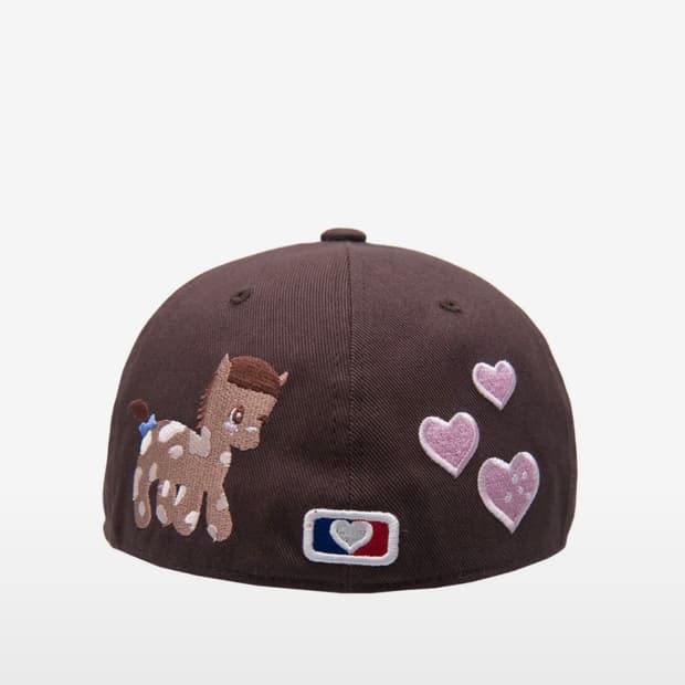 더뮤지엄비지터 PONY EMBROIDERY CAP (BROWN) 모자
