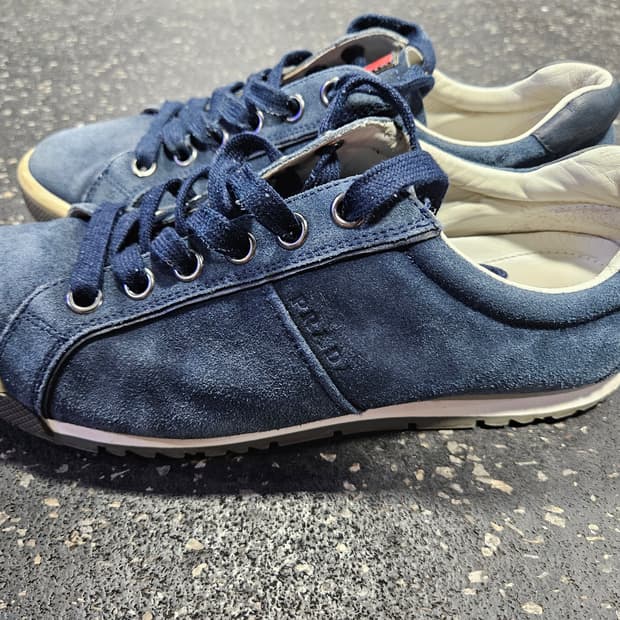 프라다 PRADA 네이비 스웨이드 스니커즈 6.5사이즈 (약 260mm)