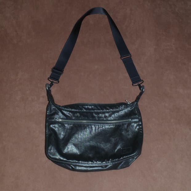 포터 샤인 코팅 나일론 숄더백