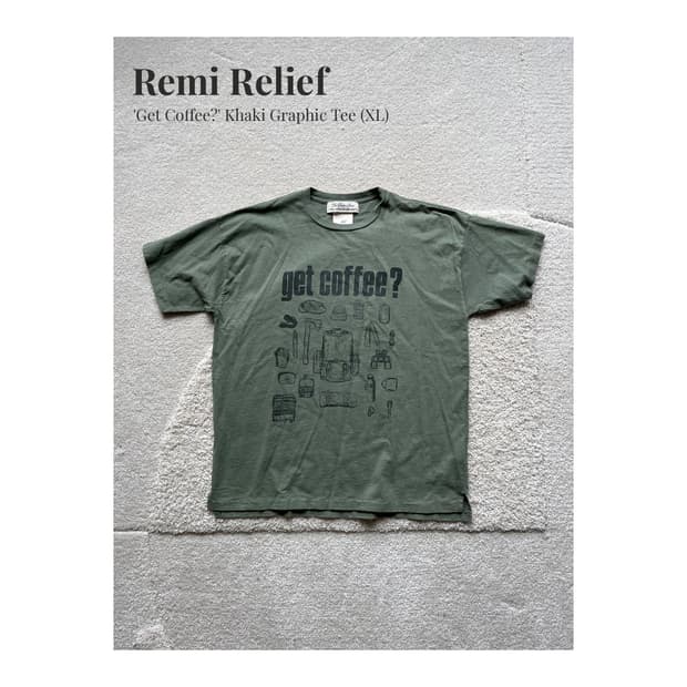 Remi Relief 카키 get coffee? 그래픽 티셔츠 (XL)