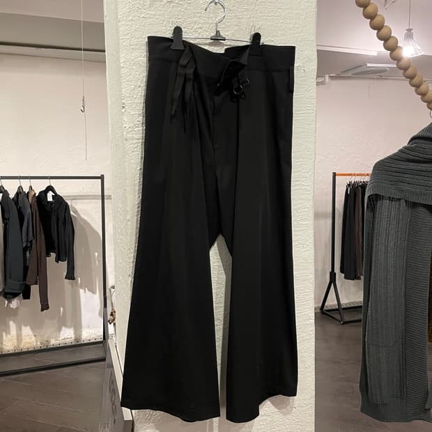 요지야마모토 스트랩 디테일 오버사이즈 슬랙스