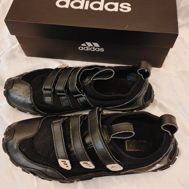 아디다스 메쉬 스니커즈