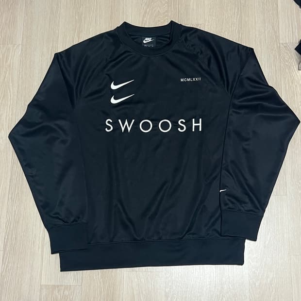 나이키 NSW 스우시 크루 탑