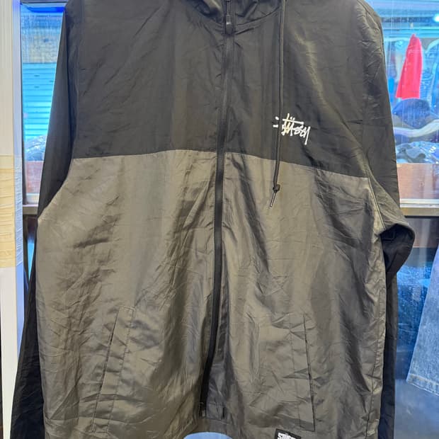 스투시 기어 검정 차콜 배색 바람막이