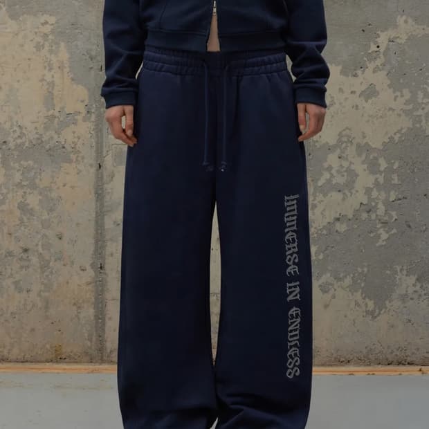 (새상품) 락케이크 레터링 와이드 커브드 조거 네이비