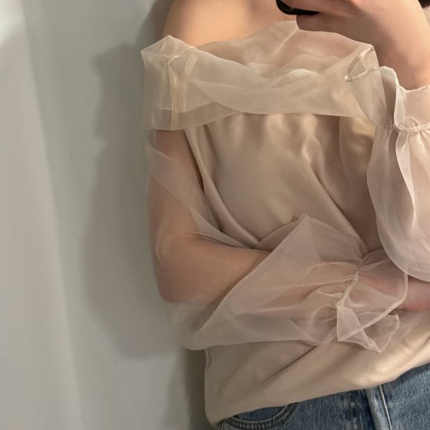 organza 소재 오프숄더 블라우스