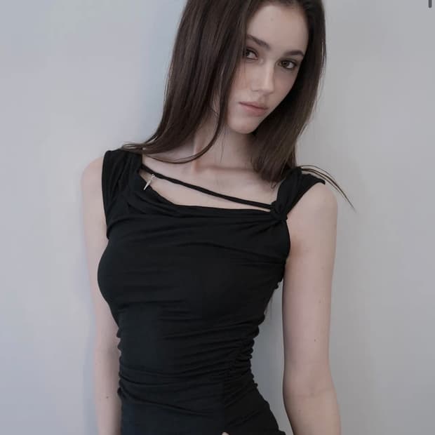 데미오 Draped Strap Sleeveless Top (Black)