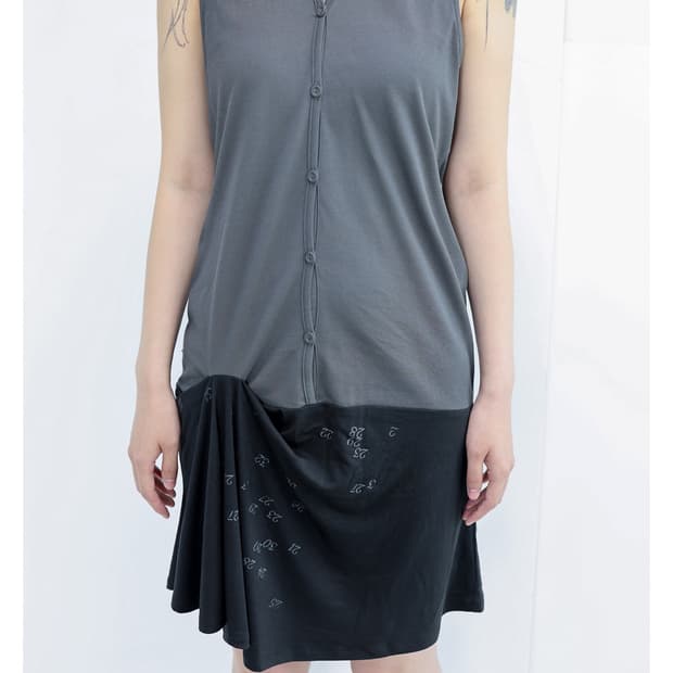 율리카 상투스 언밸런스드 슬리브리스 드레스 차콜