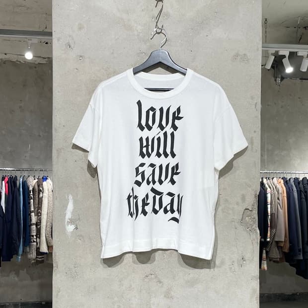 사카이 화이트 캘리그라피 사이드 지퍼 하프티