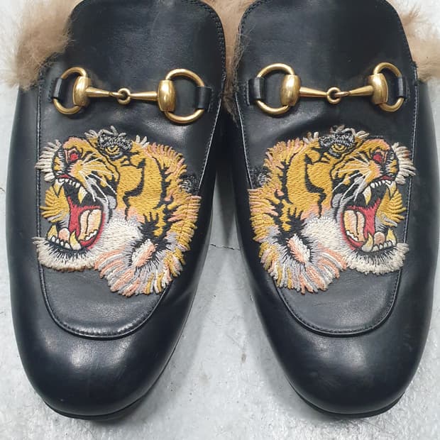 구찌 프린스타운 타이거 자수 퍼 슬리퍼