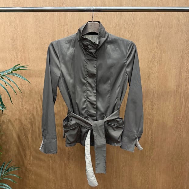 막스앤코 하이넥 자켓 히든 지퍼 벨트 스트랩 소매 슬릿 디테일 브라운