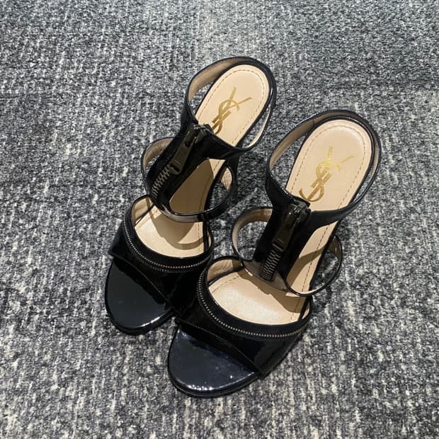 YVES SAINT LAURENT 입생로랑 샌들 힐