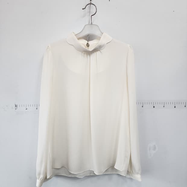화이트 실키 라운드넥 블라우스