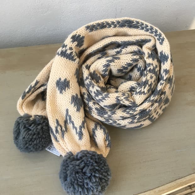 snow pattern pom pom knit muffler