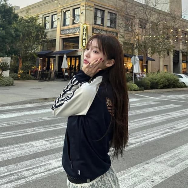 홍지윤 아디다스 트랙탑