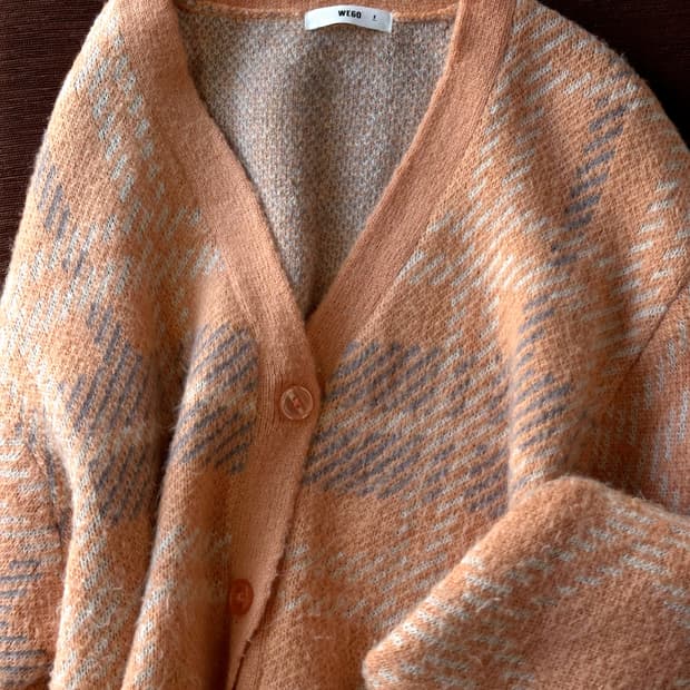 Middle gauge pattern over knit cardigan