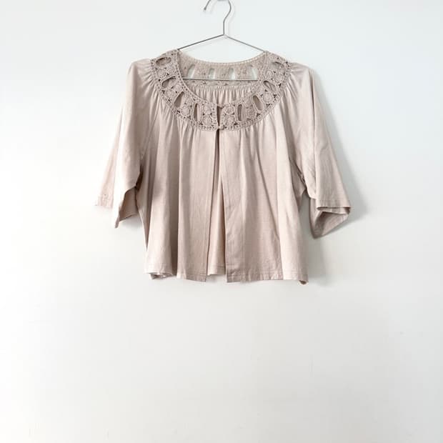 Neck hole punching cardigan / beige