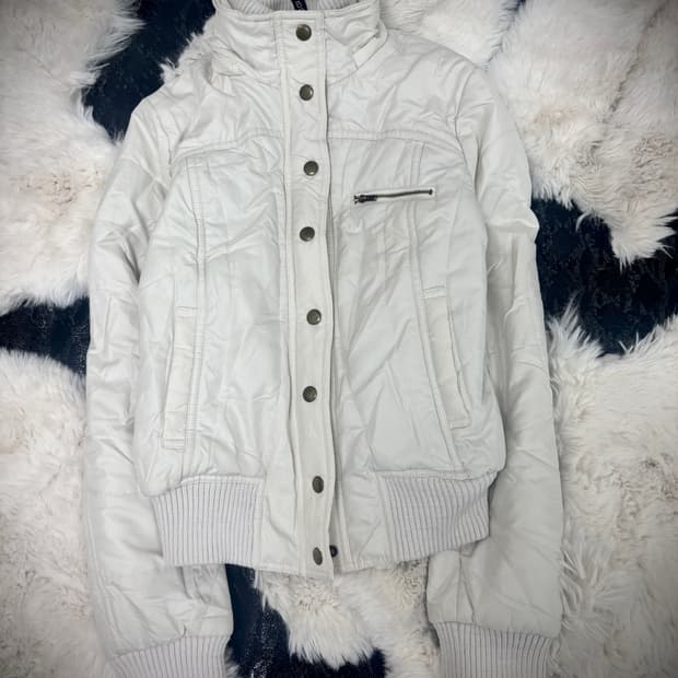 [00‘s] White High-Neck Layered Bomber Fi