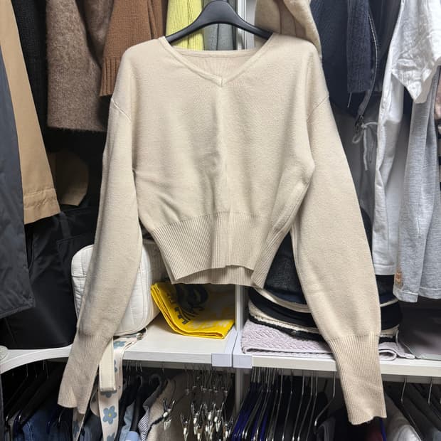 베이지 크롭 브이넥 니트 
