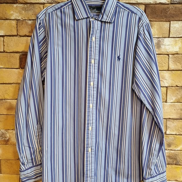 폴로 랄프로렌의 매력적인 블루 스트라이프 셔츠