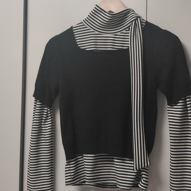 스퀘어 넥 반팔니트