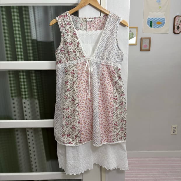 핑크 플라워 패치 슬리브리스