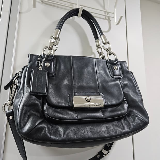 Y2K 무드 코치 크리스틴 사첼백