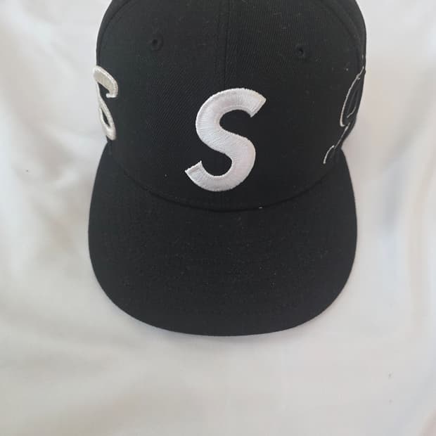 슈프림 멀티 S 로고 뉴에라 블랙