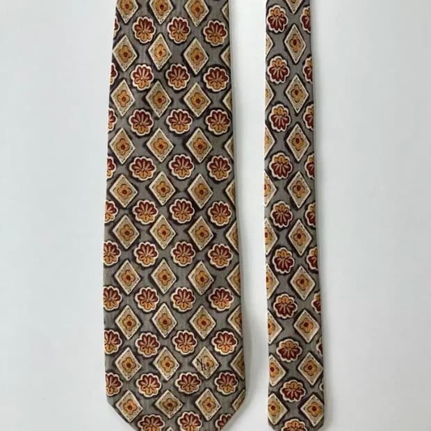 니나리치 넥타이