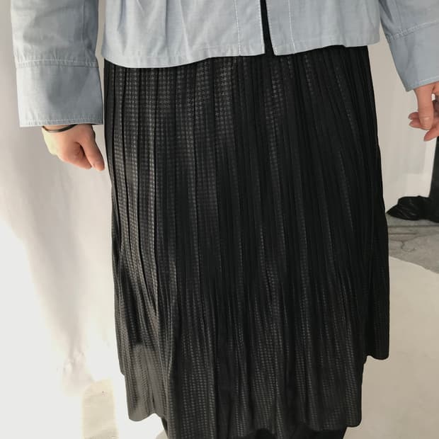 텍스쳐 플리츠 미디 스커트 