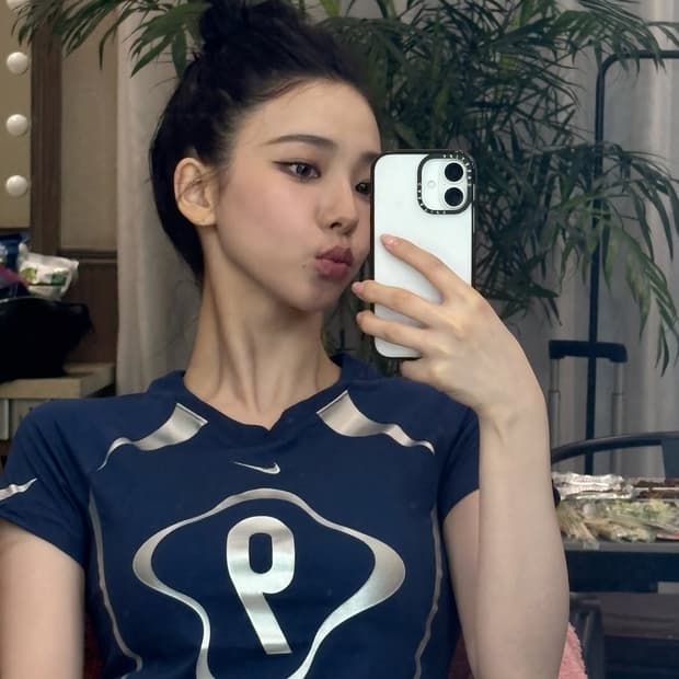NIKE • 나이키 카리나 착용 반팔티 xs