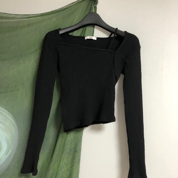 에트몽 square neck slit t-shirt (black)
