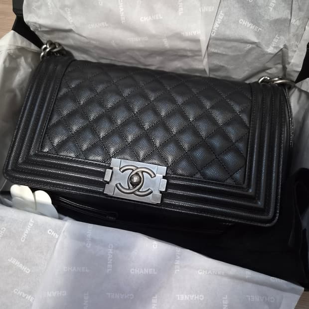 샤넬 보이백 미듐 캐비어 블랙 빈티지 은장