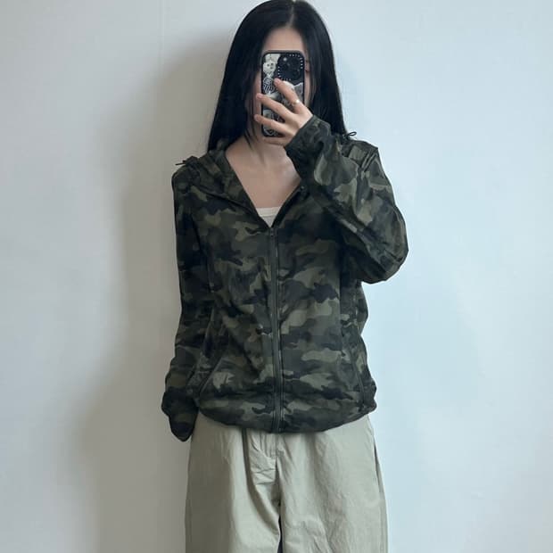 유니클로 카모패턴 경량 후드 바람막이 자켓