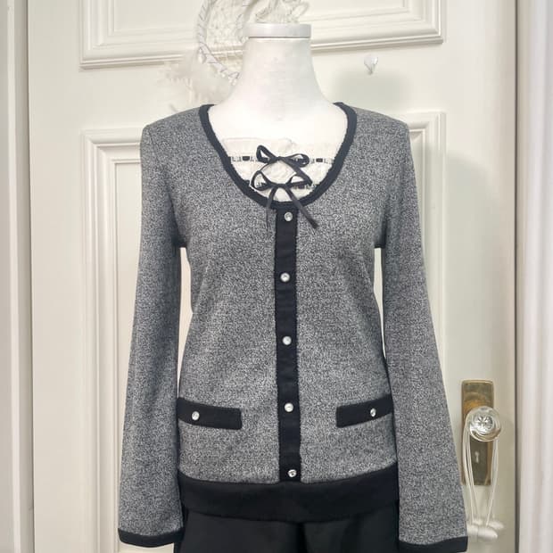 charcoal bow point cubic button knit top