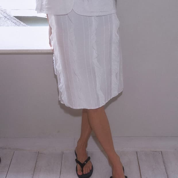 스무드무드 Heaven Skirt White 러플 미디 스커트