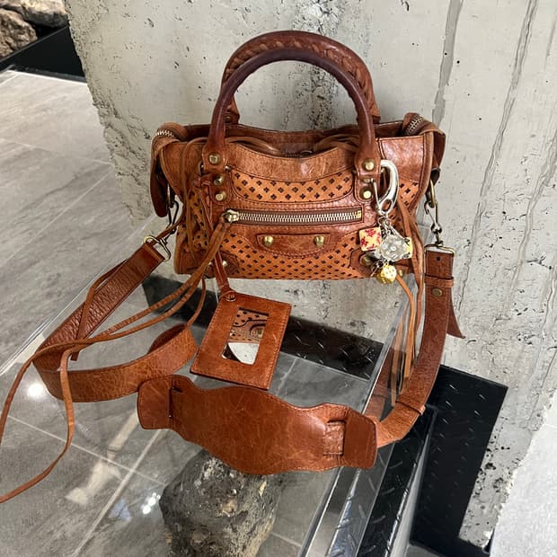 발렌시아가 퍼포레이티드 모터백