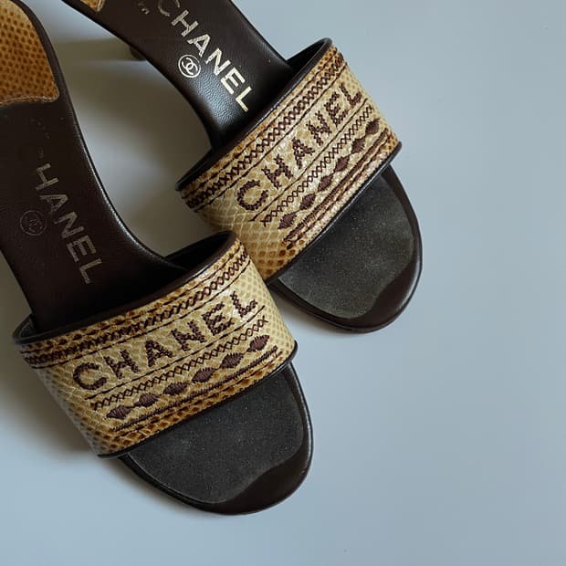 CHANEL 샤넬 로고 로우힐 뮬