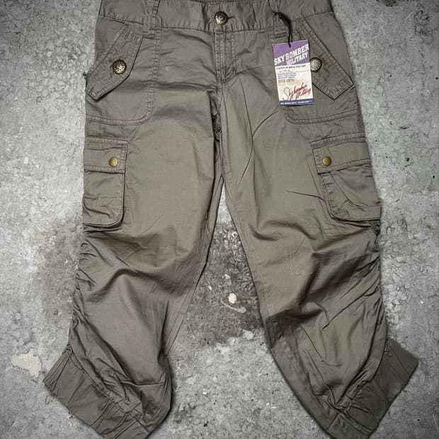 Sky Bomber – Shirred Cargo Capri Pants  