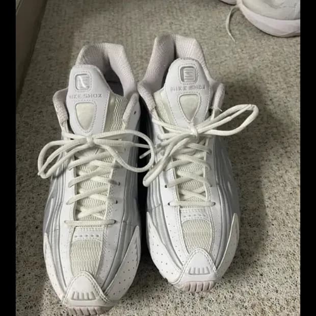 나이키 샥스 화이트메탈릭실버